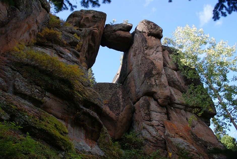 Красноярские столбы - это уникальное природное явление, которое находится вблизи города Красноярска, на берегу реки Енисей