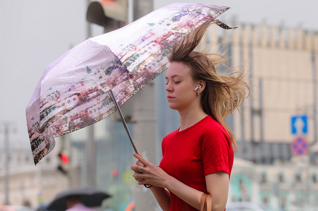 Дождь с грозой и ветром в Москве