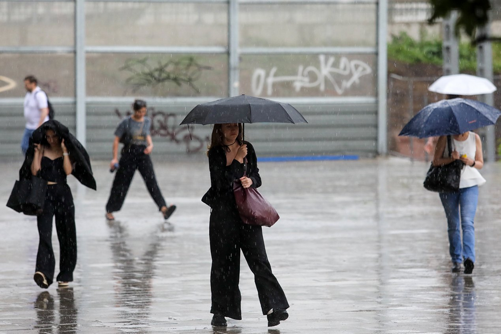 Дождь с грозой и ветром в Москве