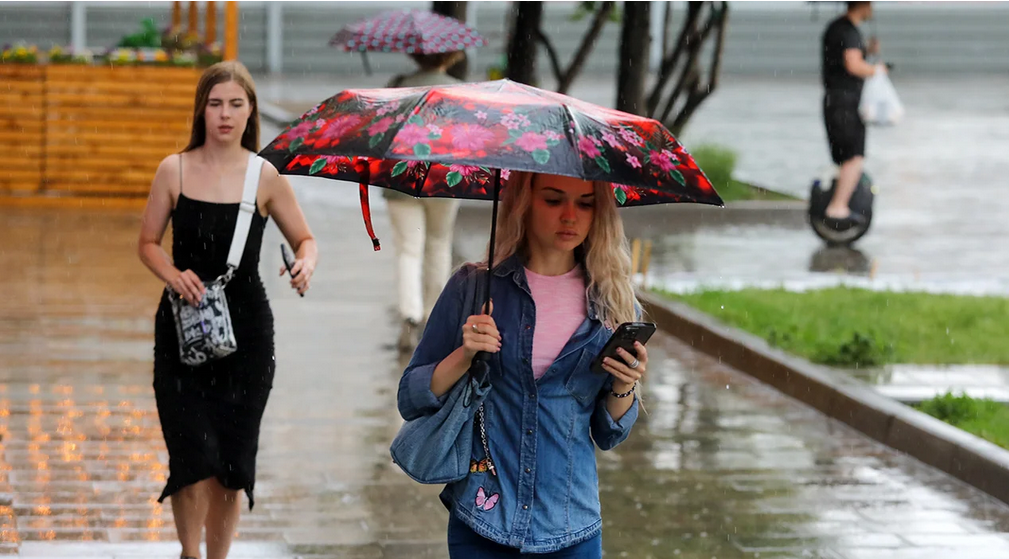 Дождь с грозой и ветром в Москве
