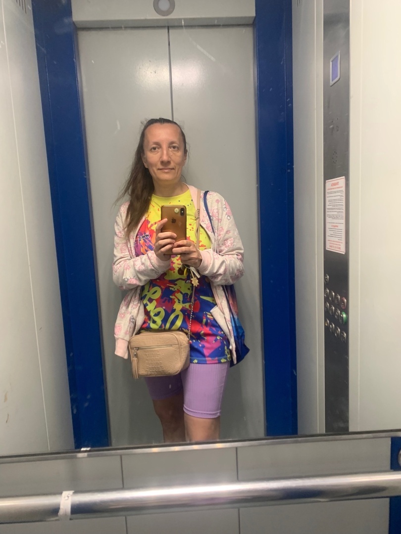 Опрометчиво вышла раздетой, пришлось греться в магазине, заодно цены на черешню посмотрела