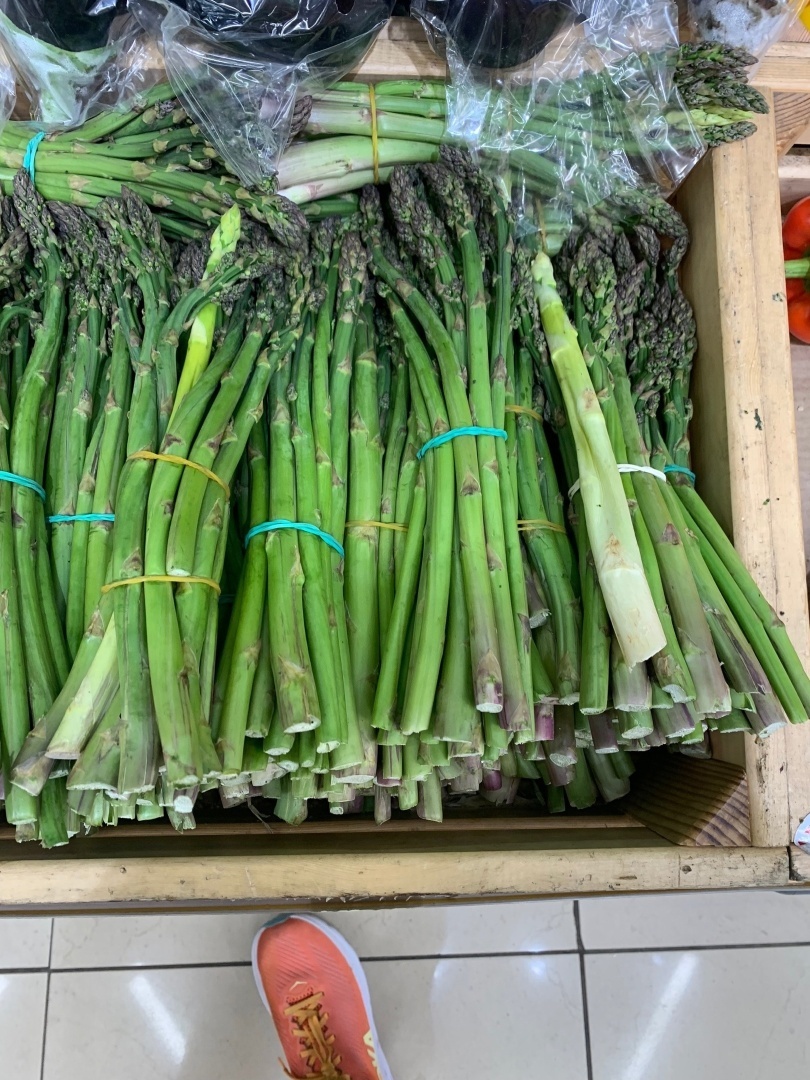 Опрометчиво вышла раздетой, пришлось греться в магазине, заодно цены на черешню посмотрела