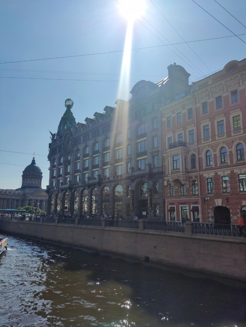 В чём феномен Васи Ложкина и чем его творчество нравится мне, плюс обзор двух шоу-румов: в Москве и в Санкт-Петербурге.