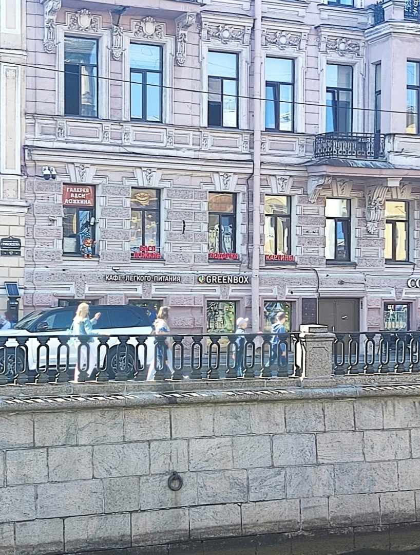 В чём феномен Васи Ложкина и чем его творчество нравится мне, плюс обзор двух шоу-румов: в Москве и в Санкт-Петербурге.