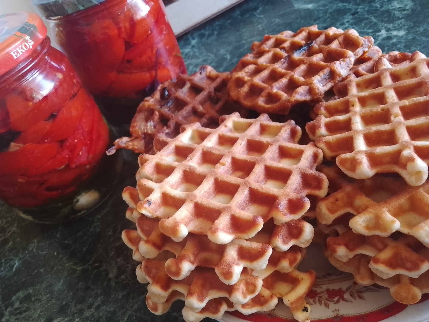 Как не сойти с ума, если ты сломала правую руку и осталась одна с собакой, двумя котами, дачей и жарой под 50…