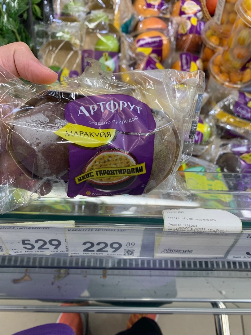 Опрометчиво вышла раздетой, пришлось греться в магазине, заодно цены на черешню посмотрела