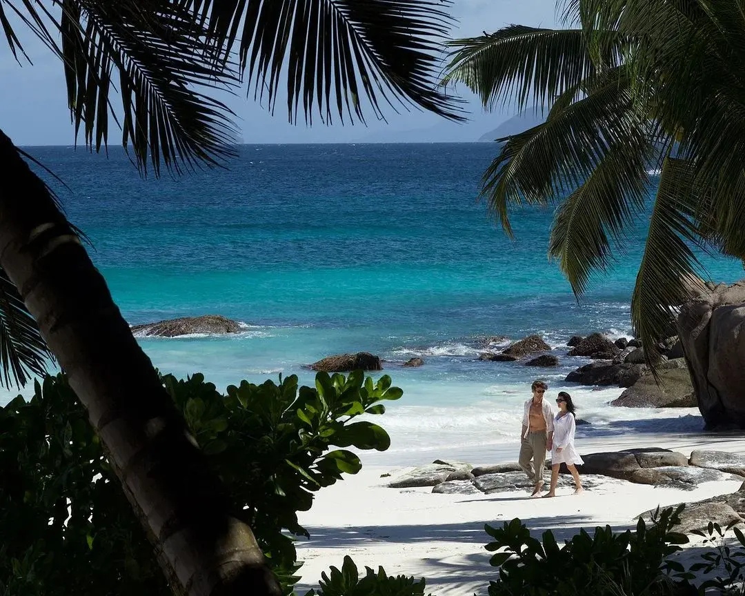 В сети опубликовали фото Анастасии Заворотнюк и Петра Чернышёва на Сейшелах