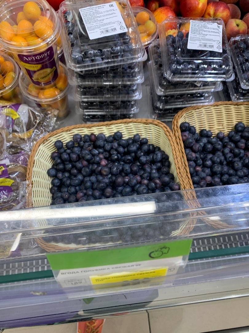 Опрометчиво вышла раздетой, пришлось греться в магазине, заодно цены на черешню посмотрела