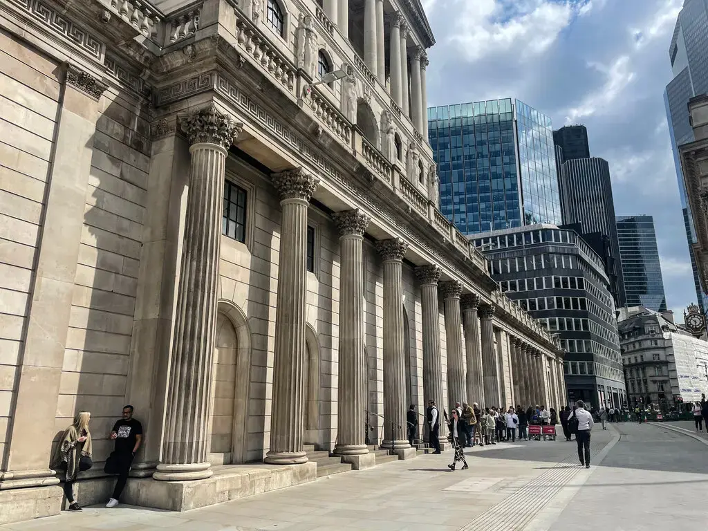 Коллекционеры выстраиваются в очередь в Лондоне в связи с выпуском банкнот короля Чарльза