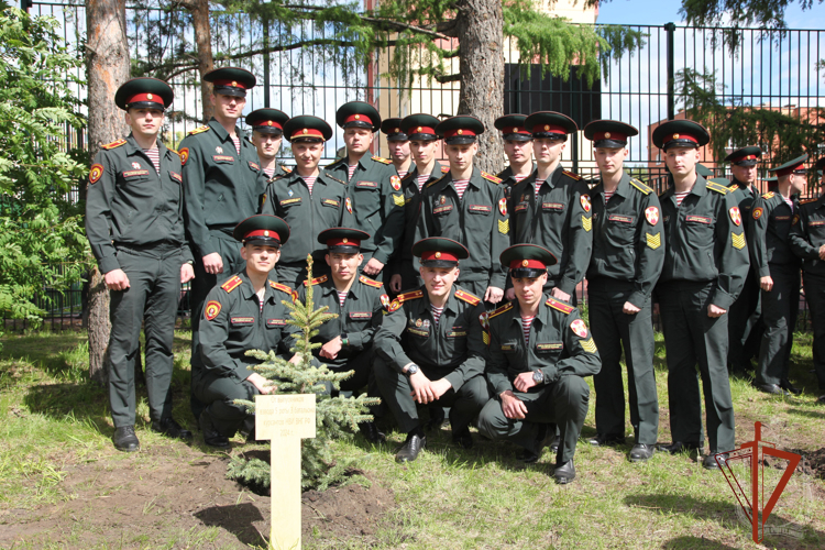 Выпускники Новосибирского военного института Росгвардии высадили молодые деревья в память о курсантских годах