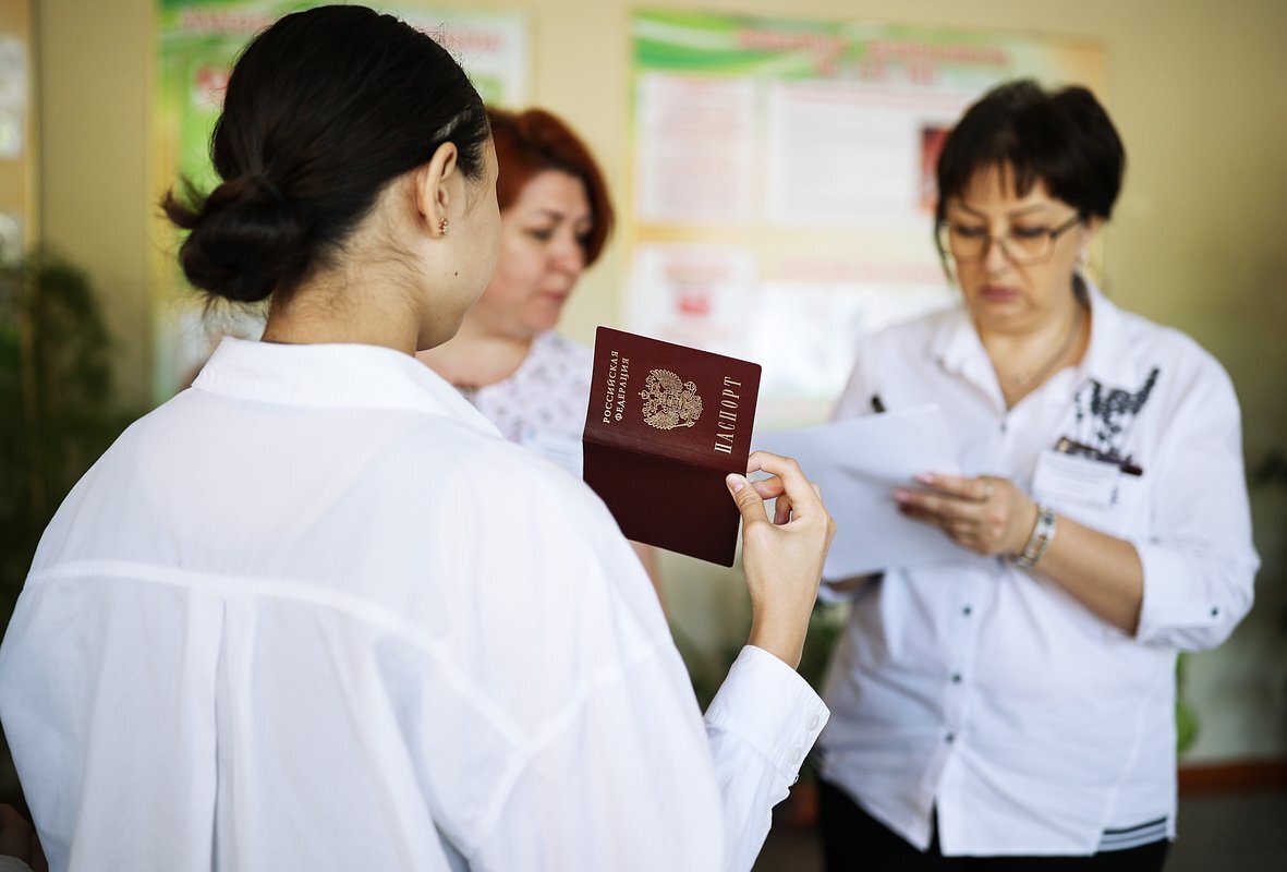 Школьников заставляют раздеваться на ЕГЭ, а мигранты просто покупают сертификаты. Почему сертификат на владение русским языком так легко купить?