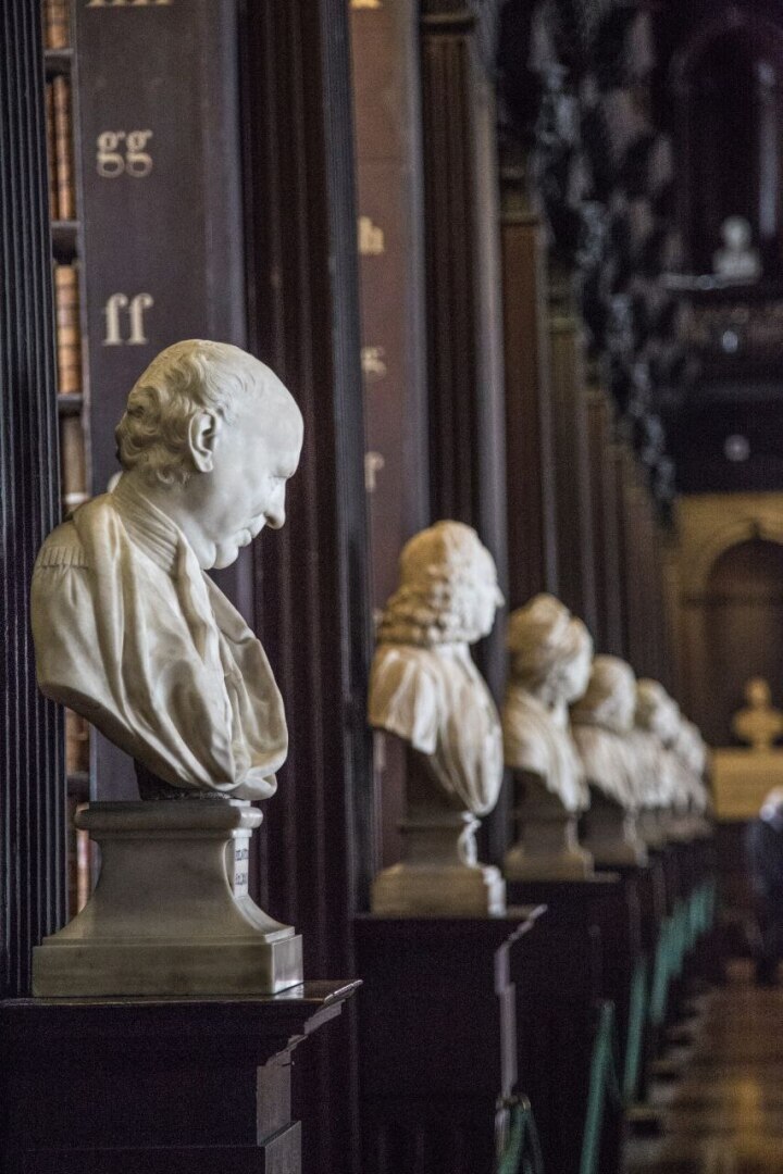 "Литературный шедевр Дублина: В лабиринтах Длинной Комнаты Библиотеки Тринити"