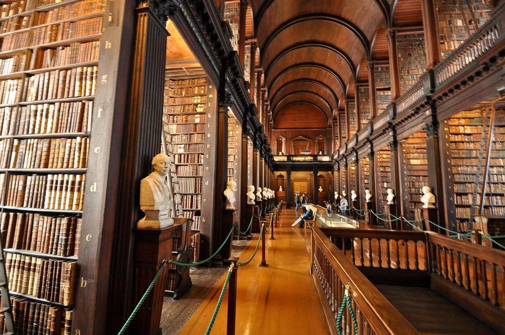 "Литературный шедевр Дублина: В лабиринтах Длинной Комнаты Библиотеки Тринити"