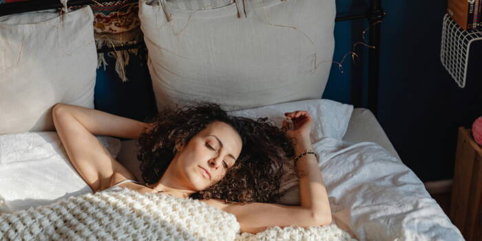 Вы хоть знаете про циклы сна у человека ? А это знать важно для вашего же здоровья - потом не жалуетесь врачу