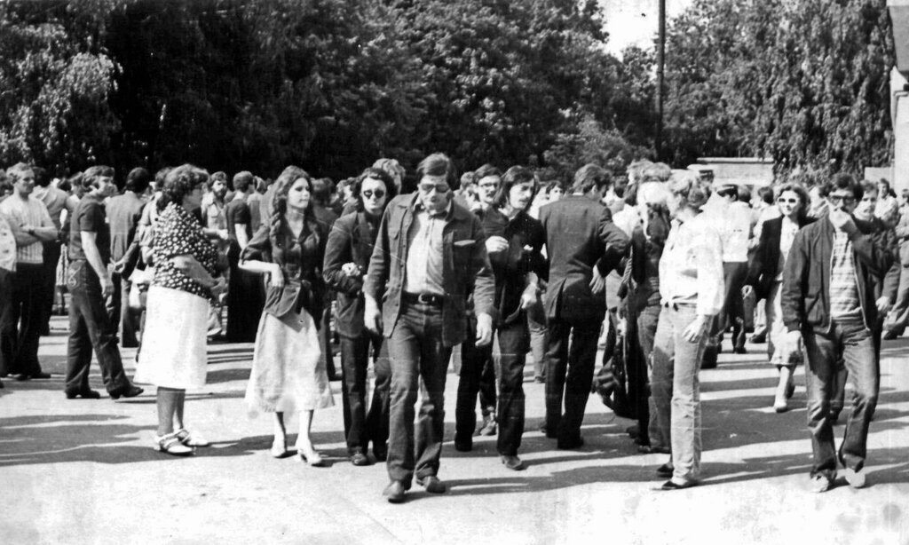 Валечка Смирнитский в молодости был похож на Андрюшеньку Миронова. Только чуть красивее. Так сказала одна актриса по телевизору.