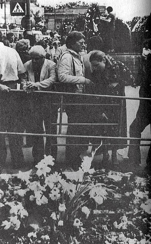 Валечка Смирнитский в молодости был похож на Андрюшеньку Миронова. Только чуть красивее. Так сказала одна актриса по телевизору.