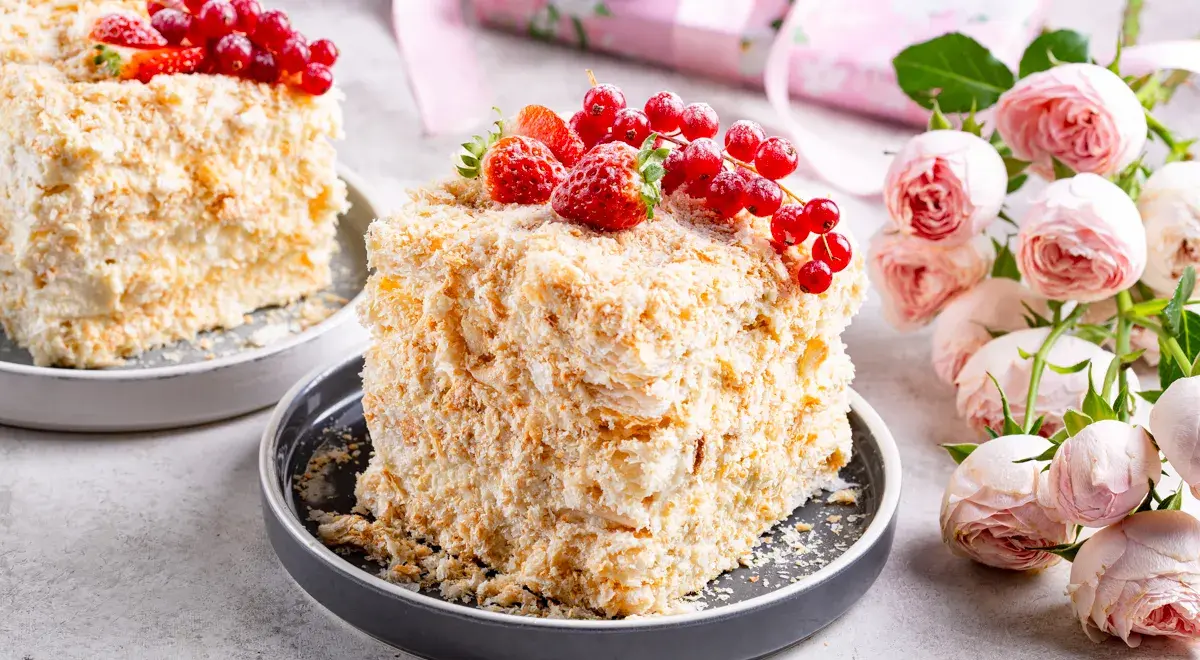 Изумительный Наполеон из слоеного теста! Вкус ванильного крема потрясающий! Пальчики оближешь!