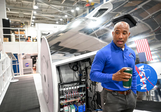 Выбранный первым чернокожим астронавтом, он отправился в космос шесть десятилетий спустя