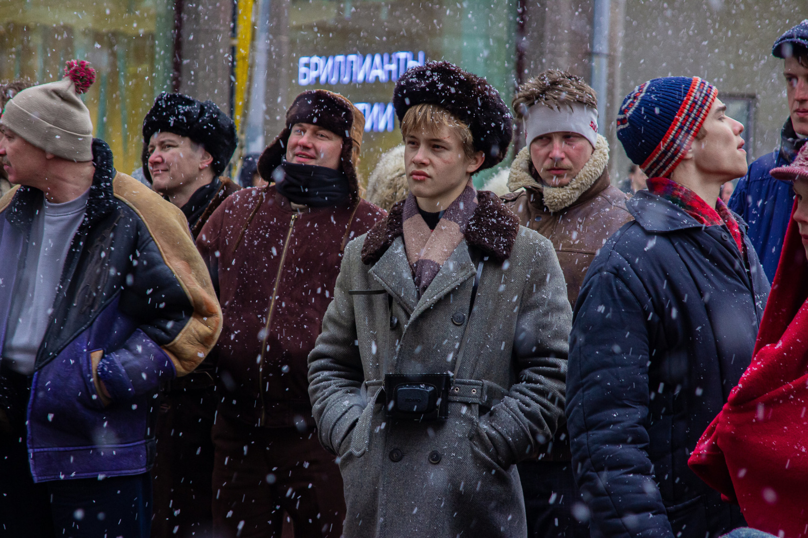 После выхода сериала "Слово пацана", в соцветиях часто поднимается интересный вопрос об исторической достоверности одежды в нем.