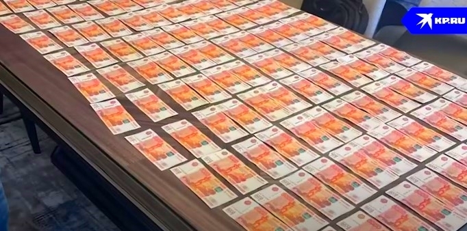 На деньги фермеров: золотой пистолет, элитный автопарк, коллекции часов и ювелирки. Что нашли у арестованных в КЧР чиновников (видео)