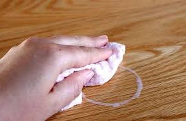 Как убрать белые пятна на полированных столах