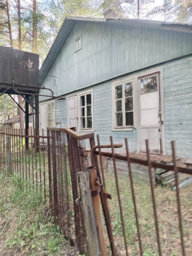 Бывший пионерский лагерь "Лесная сказка" в запущении.