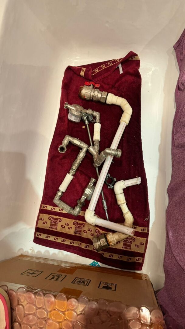 Прорвало стояк с горячей водой. Что делать? Кто несет ответственность: собственник жилья или управляющая компания