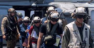 США беспомощны в Красном море? Спасательная команда через четыре дня после нападения хуситов.