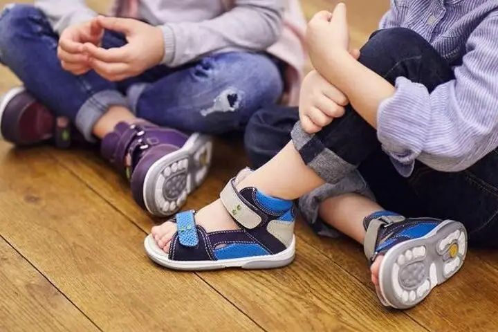 Надо ли покупать ребенку ортопедическую обувь? Мифы и факты