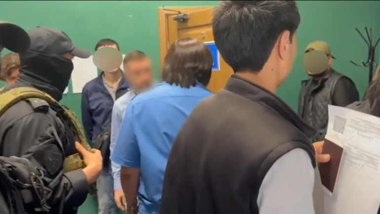 Обыск в центре тестирования мигрантов в Петербурге. Возможные последствия для всех