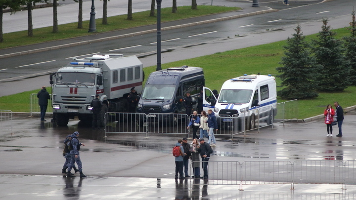 На оптовых рынках Петербурга силовики задержали полсотни нелегалов. Поводом для рейда стало недавнее похищение мигрантами другого мигранта.