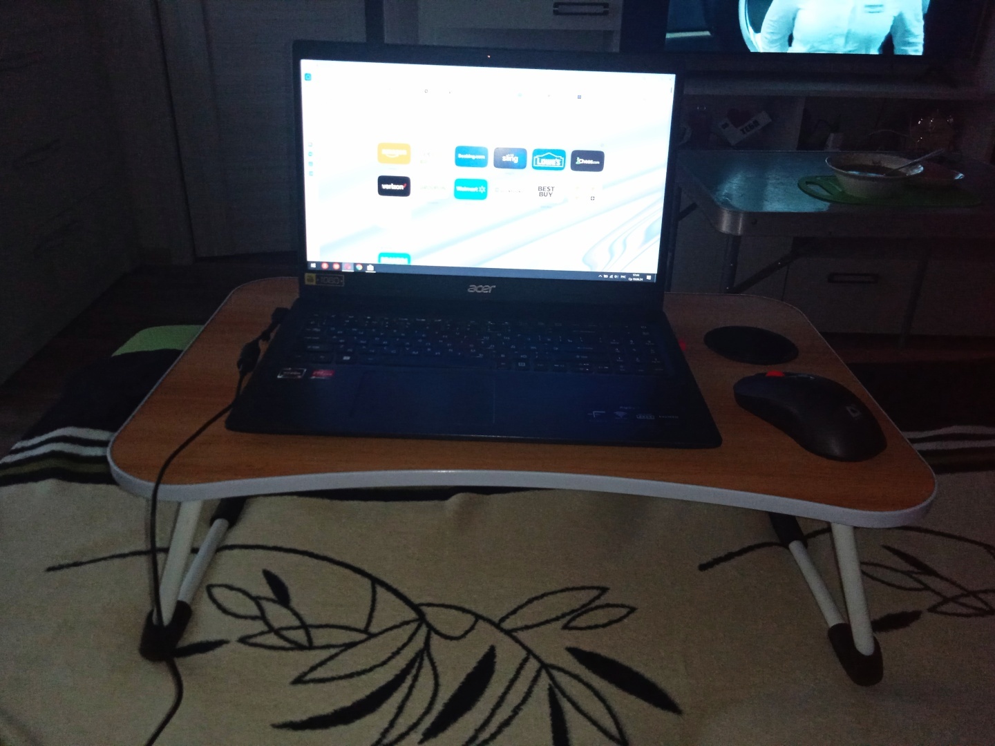 Мой новый компьютерный мини-столик — теперь я работаю на диване! Очень удобно!!!