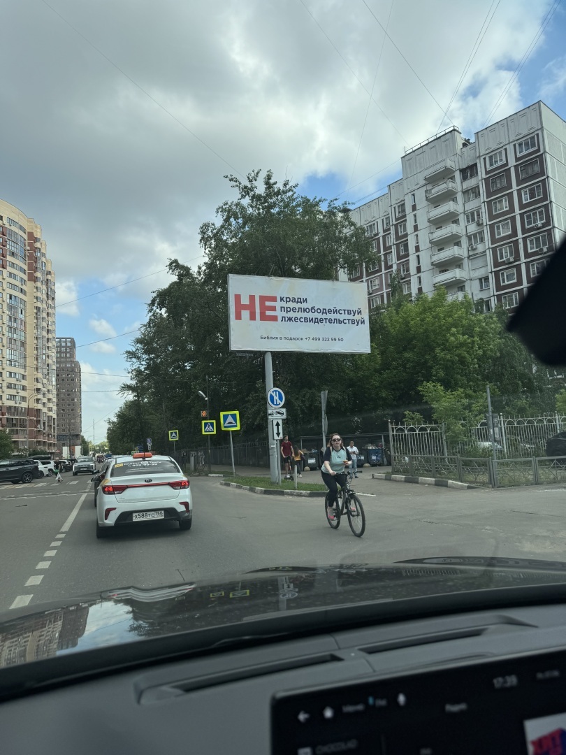 Меня с пешеходного перехода сигналом прогнала скорая помощь: обязан ли пешеход уступать дорогу скорой и имеет ли право скорая помощь пугать пешеходов