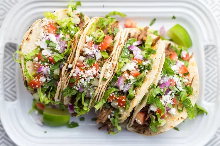 Готовая к употреблению тушеная свинина по-мексикански