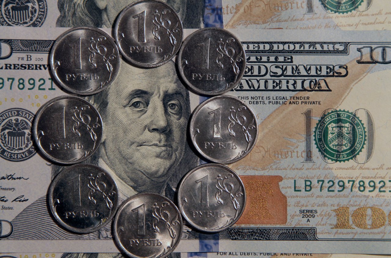 Почему доллар постоянно меняет курс?