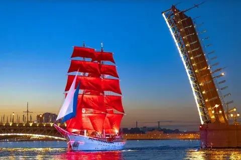 "Алые паруса" - можно, а другие массовые мероприятия - нельзя. Норм?