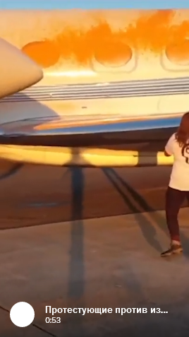 Стоунхендж выкрашен в оранжевый цвет протестующими, призывающими к действиям по борьбе с изменением климата