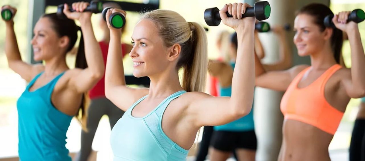 Что лучше выбрать: тренажерный зал или групповые тренировки? Сравнение и советы