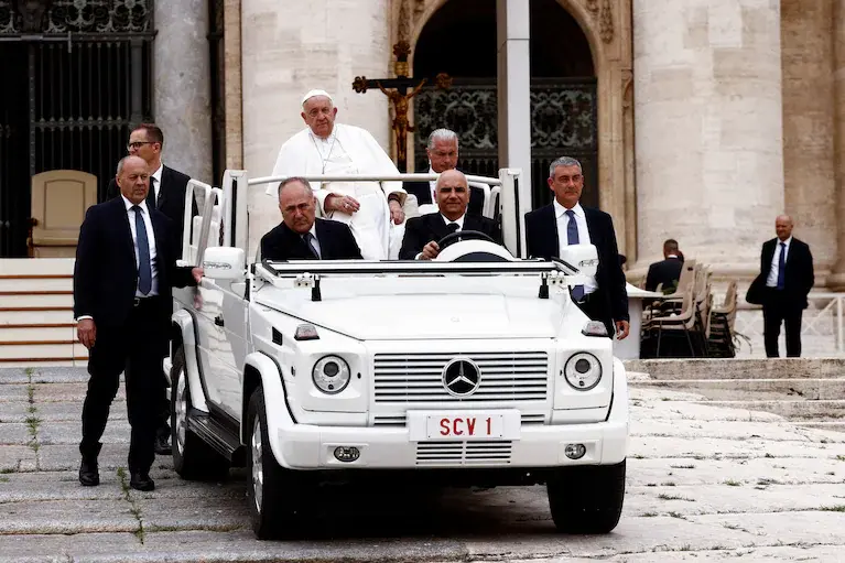 Правая рука Папы меняет церковь и становится мишенью