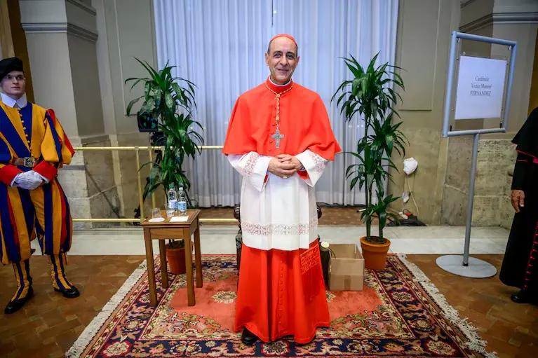 Правая рука Папы меняет церковь и становится мишенью