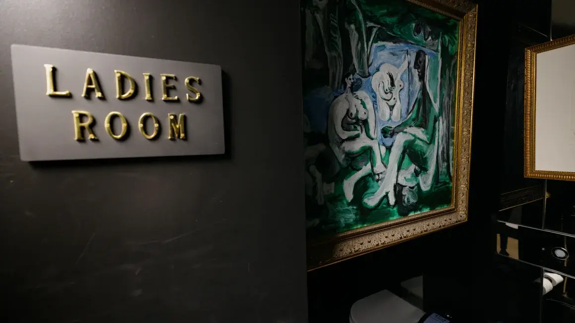 Эти работы Пикассо выставлены в женском туалете в музее. Вот почему