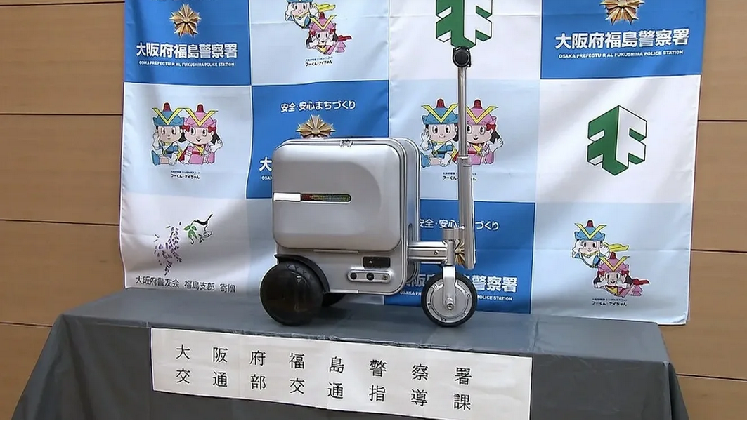 В Японии арестовали женщину за езду на электрочемодане