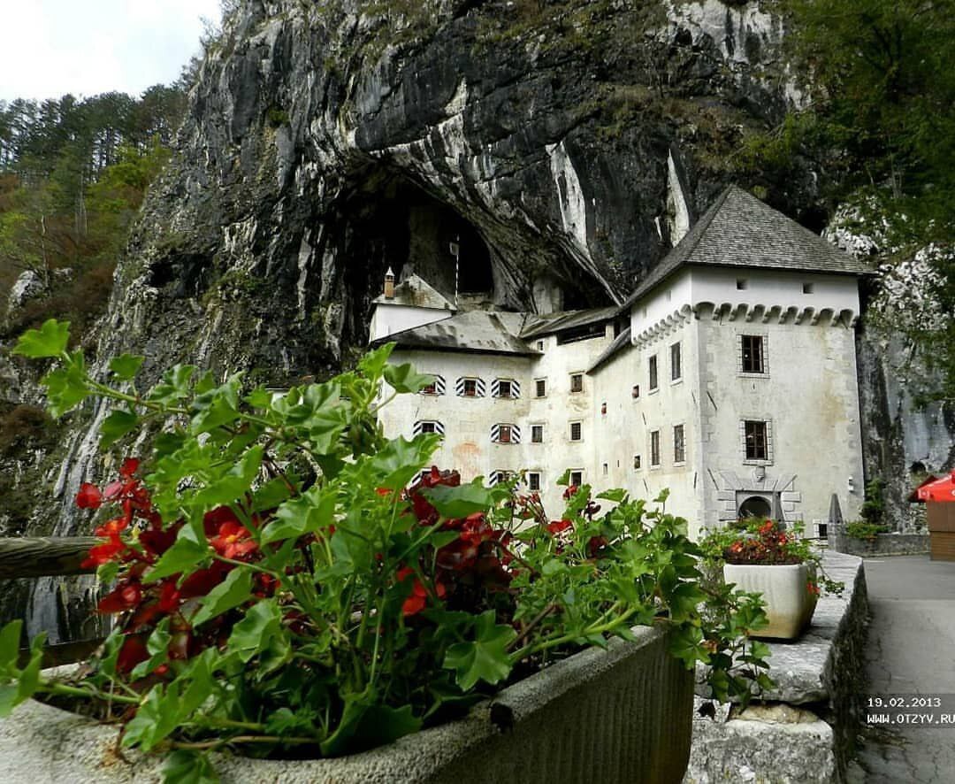 "Предъямский замок: Жемчужина в скале Словении"