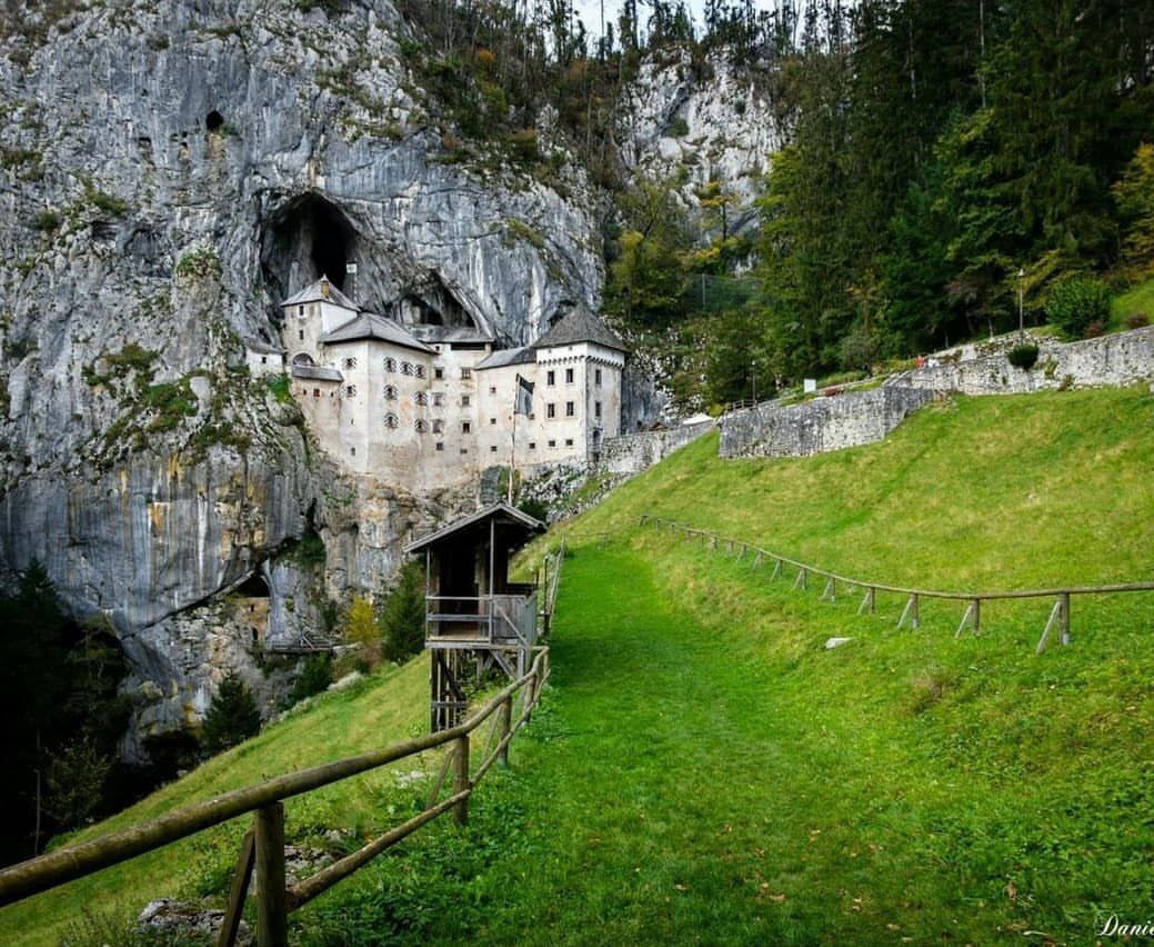 "Предъямский замок: Жемчужина в скале Словении"