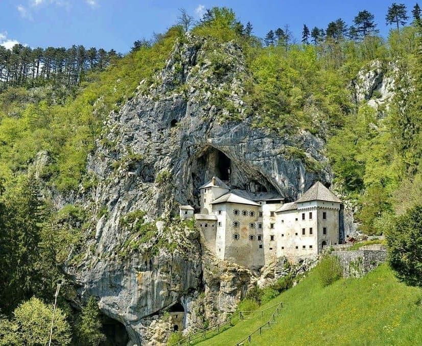 "Предъямский замок: Жемчужина в скале Словении"