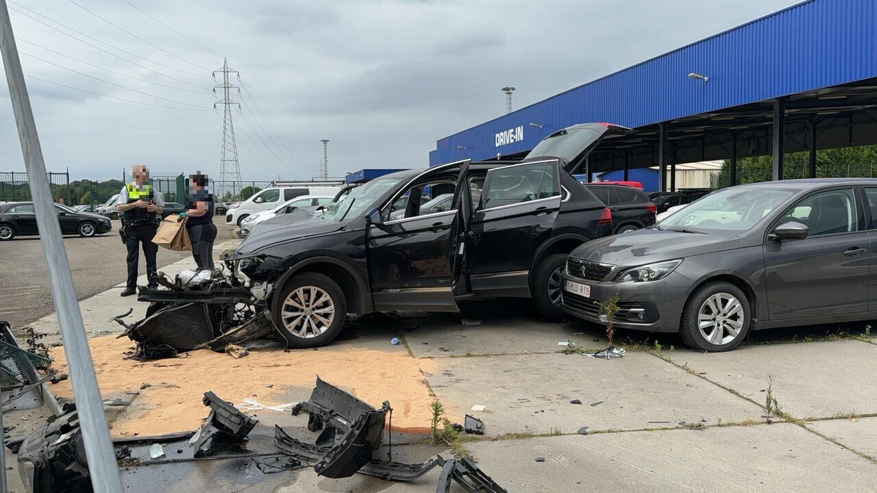 Несовершеннолетние, получившие серьезные травмы на автостоянке Макро, катались на припаркованной машине, в которой все еще был ключ