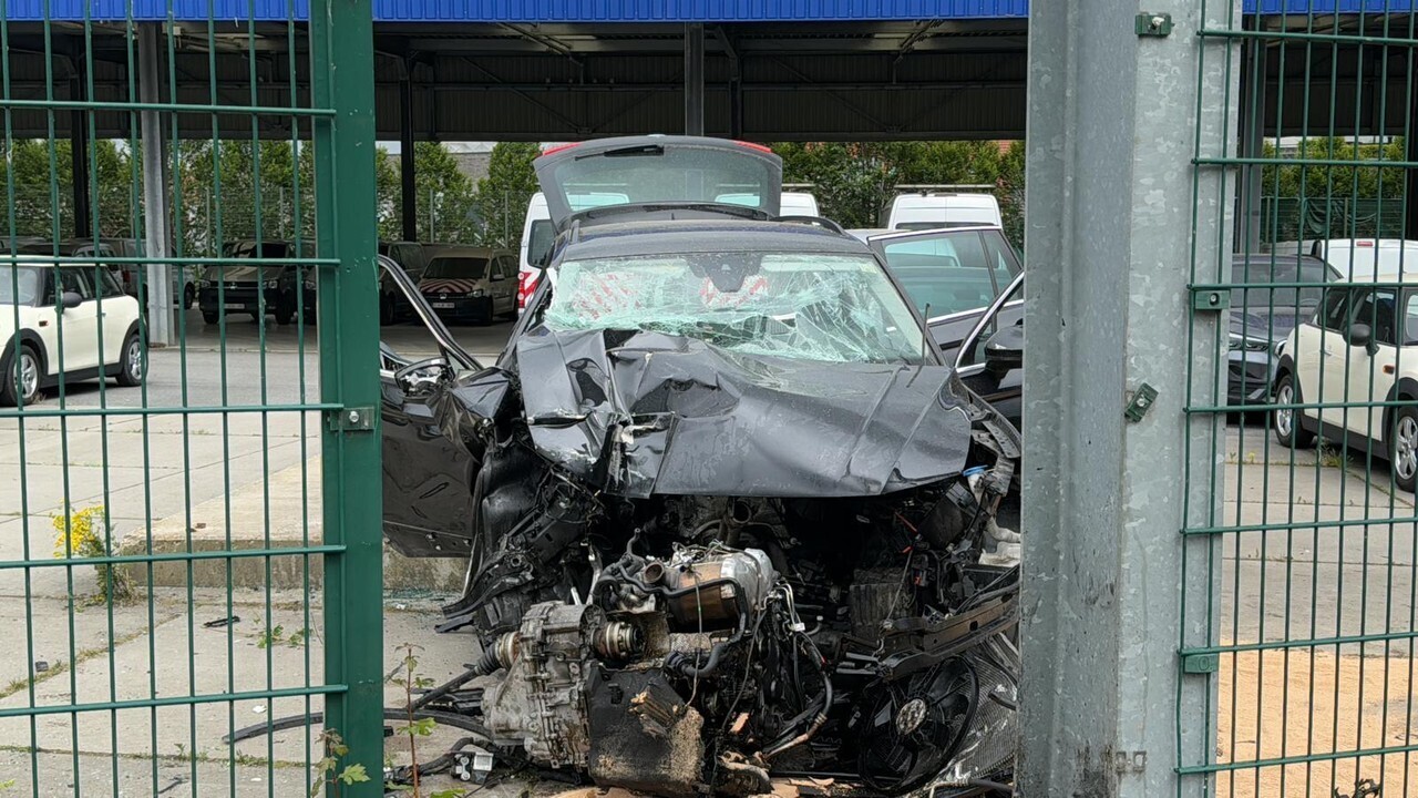 Несовершеннолетние, получившие серьезные травмы на автостоянке Макро, катались на припаркованной машине, в которой все еще был ключ