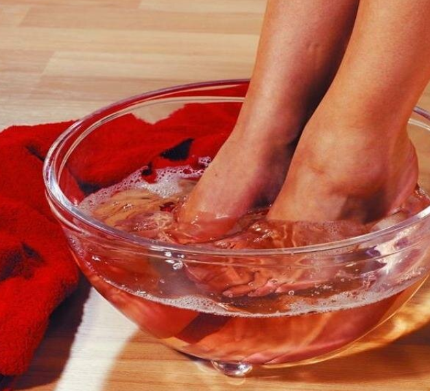 Купание ног в пиве — спасение для них! Ножки станут мягкими и гладкими, как после посещения салона!