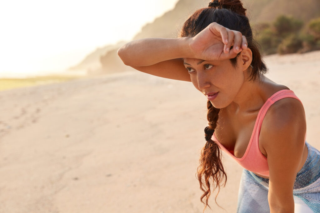 Размер имеет значение. Ученые выяснили какая грудь поможет легче перенести жару