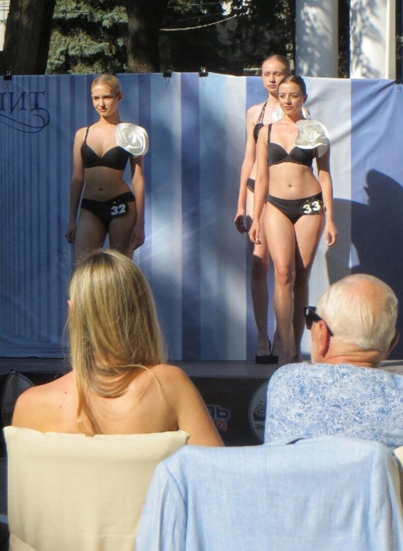 В Ростове прошел конкурс красоты среди подростков, вызвавший волну негодования(девочки в трусах и лифчики позируют под открытом небом